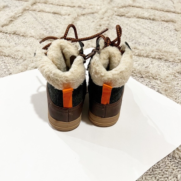 Baby Gap boys Sherpa winter boots with side zipper. Gently used toddler size 6 - Picture 3 of 4